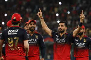 आईपीएल 2026 मैच के दौरान जीत का जश्न मनाते हुए आरसीबी खिलाड़ी।