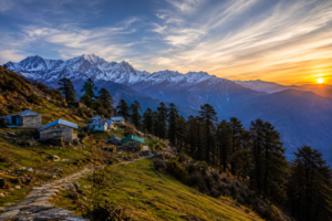 गोपीनाथ मंदिर, गोपेश्वर: 1200 साल पुराने शिवधाम का रहस्य और इतिहास 4 उत्तराखंड के चोपता का मनमोहक प्राकृतिक दृश्य, हरे-भरे बुग्याल, देवदार के घने जंगल और हिमालय की बर्फीली चोटियों के साथ सूर्यास्त का शानदार नजारा।