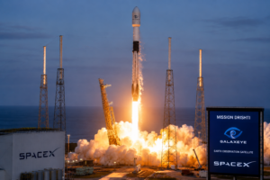 Mission Drishti लॉन्च के दौरान SpaceX Falcon 9 रॉकेट अंतरिक्ष की ओर उड़ान भरते हुए