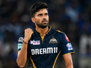 गुजरात टाइटंस के ऑलराउंडर वाशिंगटन सुंदर IPL मैच के दौरान जोश और आत्मविश्वास के साथ जश्न मनाते हुए, टीम के लिए शानदार प्रदर्शन का प्रतीक।